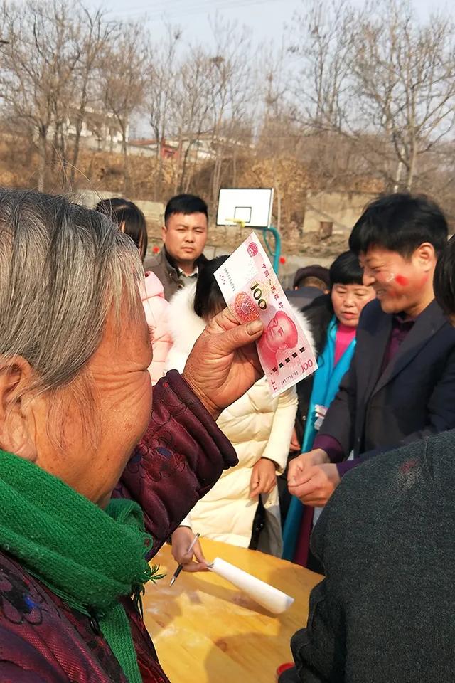 禹州常门村 小蘑菇撑起“致富伞”——耿亚伟摄影作品 禹州常门村 小蘑菇撑起“致富伞”——耿亚伟摄影作品