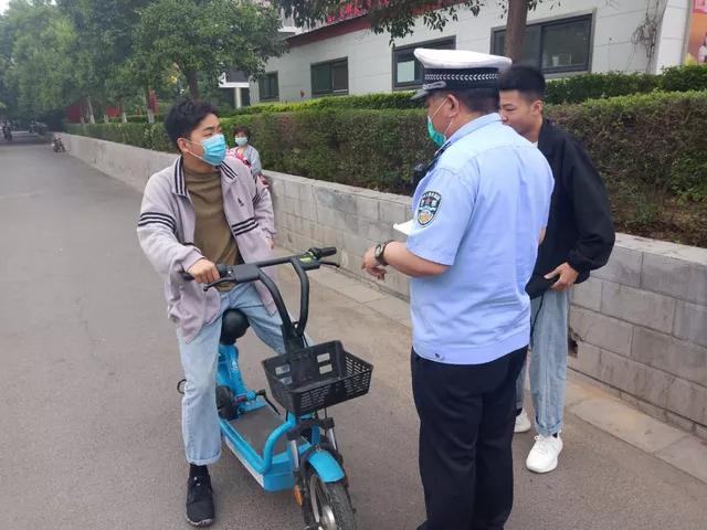 禹州交警整治行人、非机动车交通违法行为现场实拍! 禹州交警整治行人、非机动车交通违法行为现场实拍!
