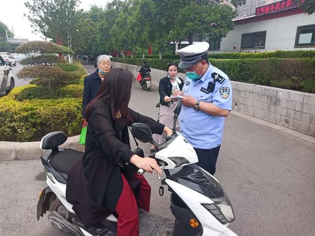 禹州交警整治行人、非机动车交通违法行为现场实拍! 禹州交警整治行人、非机动车交通违法行为现场实拍!