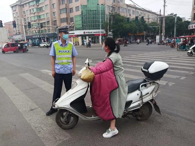 禹州交警整治行人、非机动车交通违法行为现场实拍! 禹州交警整治行人、非机动车交通违法行为现场实拍!