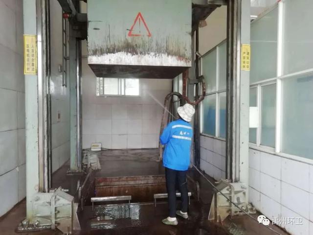 禹州环卫雨后忙清洁 城市依然美