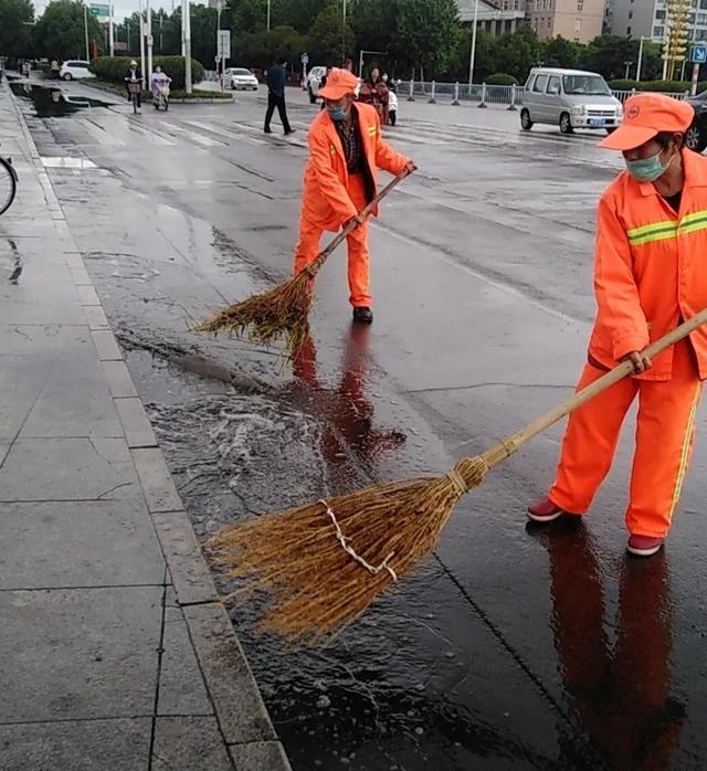 禹州环卫雨后忙清洁 城市依然美 禹州环卫雨后忙清洁 城市依然美