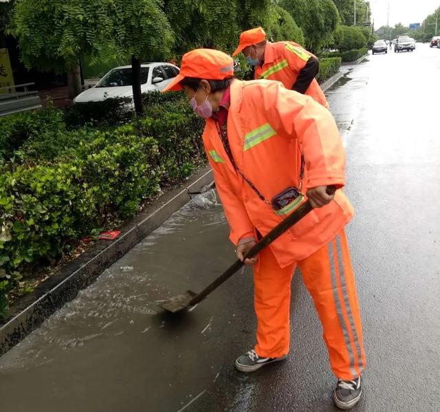 禹州环卫雨后忙清洁 城市依然美 禹州环卫雨后忙清洁 城市依然美