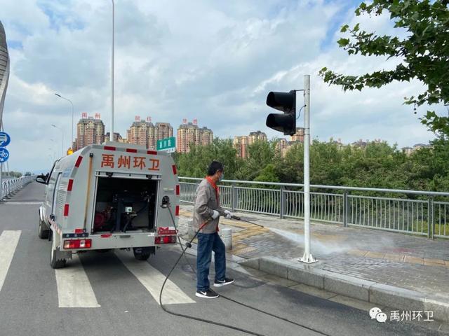 禹州环卫雨后忙清洁 城市依然美 禹州环卫雨后忙清洁 城市依然美