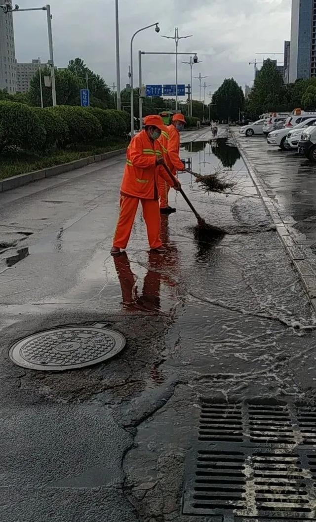 禹州环卫雨后忙清洁 城市依然美 禹州环卫雨后忙清洁 城市依然美