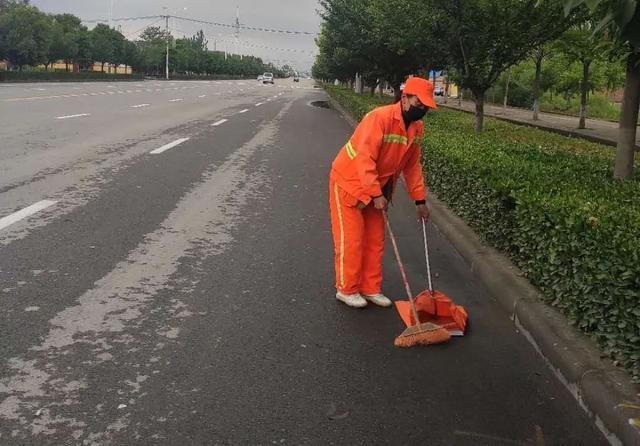 禹州环卫雨后忙清洁 城市依然美 禹州环卫雨后忙清洁 城市依然美