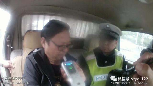 下午2点禹州阳翟大道与颍川大道交叉路口附近发生一起连环追尾交通事故! 下午2点禹州阳翟大道与颍川大道交叉路口附近发生一起连环追尾交通事故!