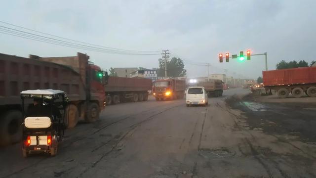 禹州这个十字路口被网友吐槽:红绿灯形同虚设! 禹州这个十字路口被网友吐槽:红绿灯形同虚设!