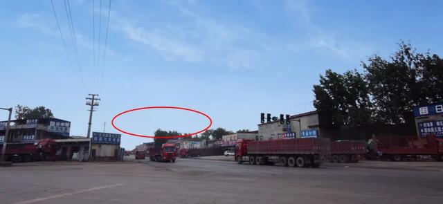 禹州这个十字路口被网友吐槽:红绿灯形同虚设! 禹州这个十字路口被网友吐槽:红绿灯形同虚设!