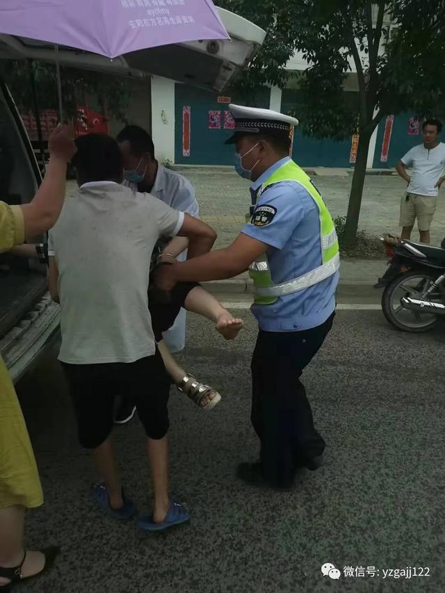 禹州公安交警;为了自己的生命安全,请佩戴安全头盔! 禹州公安交警;为了自己的生命安全,请佩戴安全头盔!