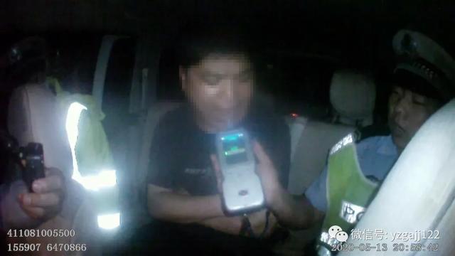 禹州这位父亲胆真大 无证酒驾接孩子 禹州这位父亲胆真大 无证酒驾接孩子