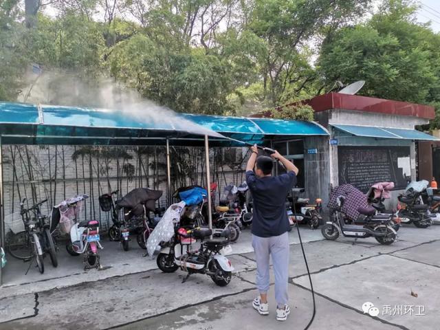 禹州环卫:持续清洁行动 让城市更“精致 ” 禹州环卫:持续清洁行动 让城市更“精致 ”
