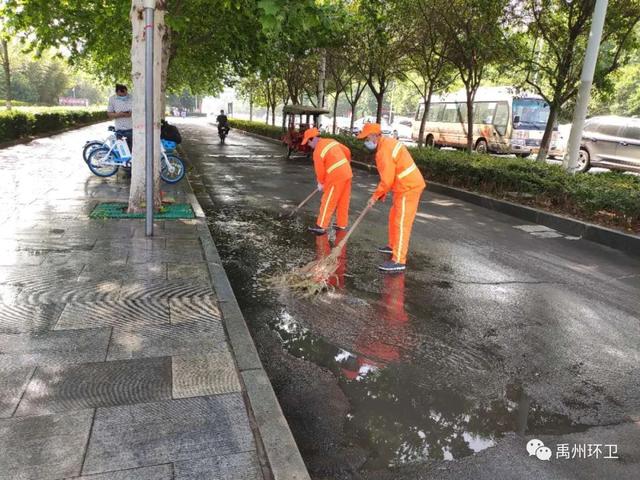 禹州环卫:持续清洁行动 让城市更“精致 ” 禹州环卫:持续清洁行动 让城市更“精致 ”