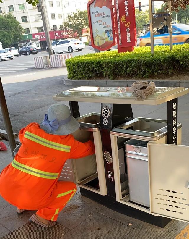 禹州环卫:持续清洁行动 让城市更“精致 ” 禹州环卫:持续清洁行动 让城市更“精致 ”