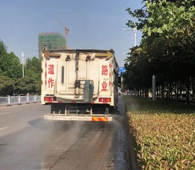 禹州环卫:持续清洁行动 让城市更“精致 ” 禹州环卫:持续清洁行动 让城市更“精致 ”
