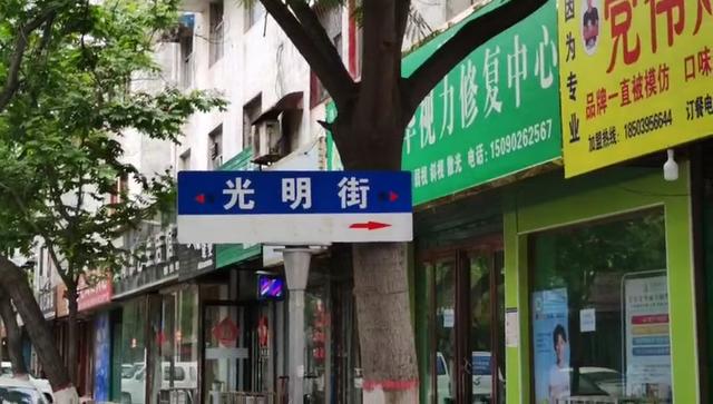 禹州光明街路口旁两支电线杆歪歪斜斜,不知是否还牢固! 禹州光明街路口旁两支电线杆歪歪斜斜,不知是否还牢固!