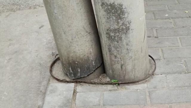 禹州光明街路口旁两支电线杆歪歪斜斜,不知是否还牢固! 禹州光明街路口旁两支电线杆歪歪斜斜,不知是否还牢固!
