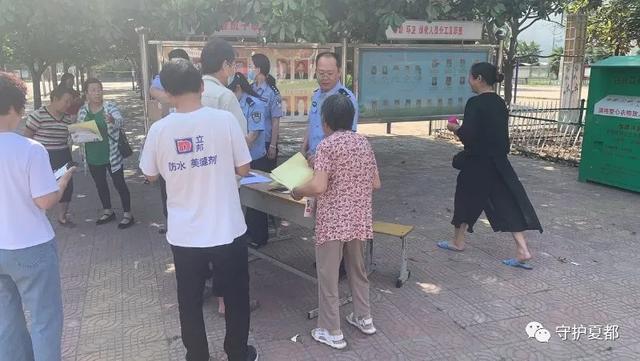 昨天上午禹州梁北镇铁里村委会门口这一幕引起的大量人群围观 昨天上午禹州梁北镇铁里村委会门口这一幕引起的大量人群围观