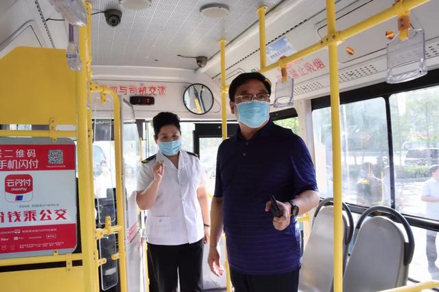 禹州市人大常委会主任崔纪安一行到市公交公司调研 禹州市人大常委会主任崔纪安一行到市公交公司调研