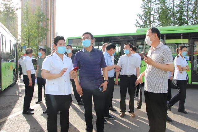 禹州市人大常委会主任崔纪安一行到市公交公司调研 禹州市人大常委会主任崔纪安一行到市公交公司调研