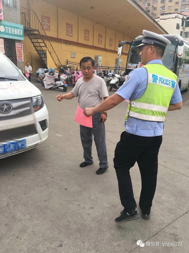 禹州交警深入客运车站大力开展“一盔一带”宣传活动 禹州交警深入客运车站大力开展“一盔一带”宣传活动