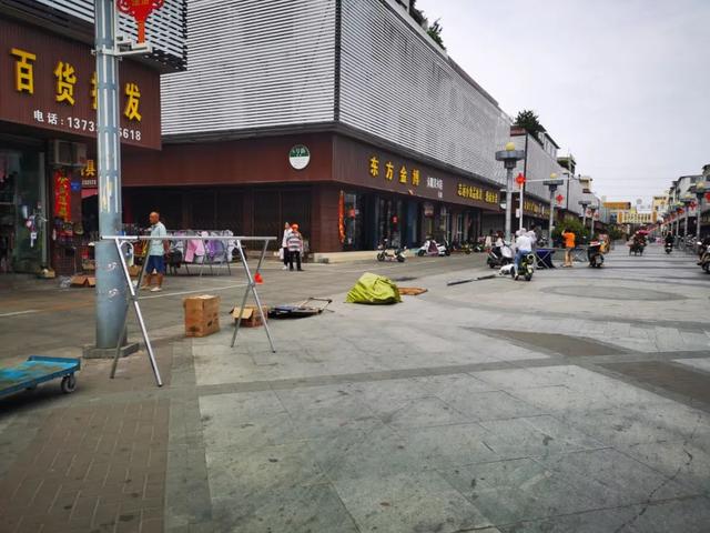 “地摊经济”被炒热后,禹州商贸步行街兴起一场占位“热潮”! “地摊经济”被炒热后,禹州商贸步行街兴起一场占位“热潮”!