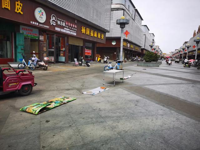现场实拍!禹州东商贸步行街摆地摊的火了! 现场实拍!禹州东商贸步行街摆地摊的火了!