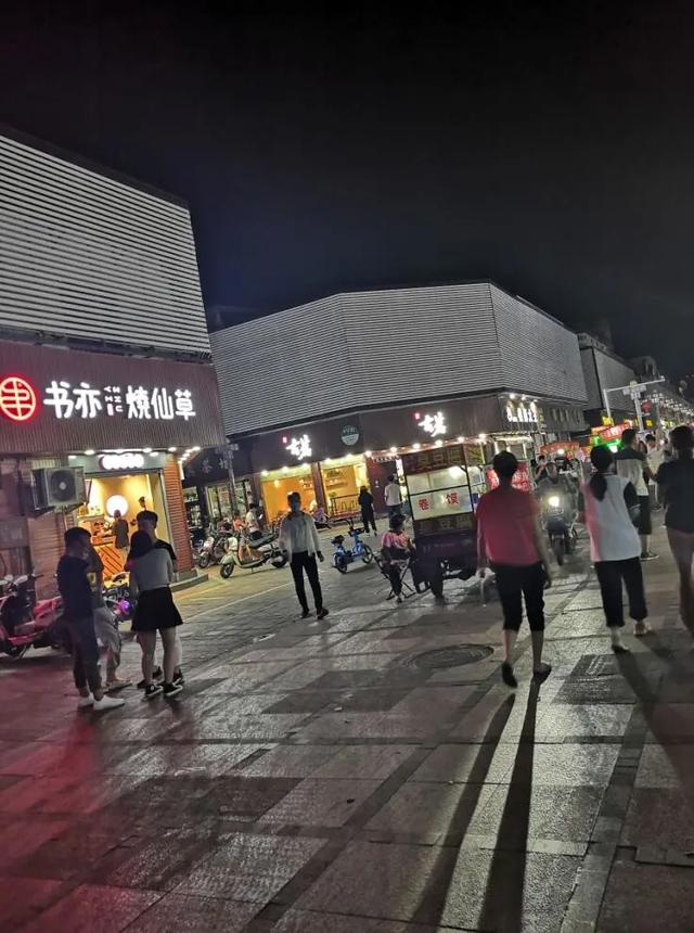 现场实拍!禹州东商贸步行街摆地摊的火了! 现场实拍!禹州东商贸步行街摆地摊的火了!