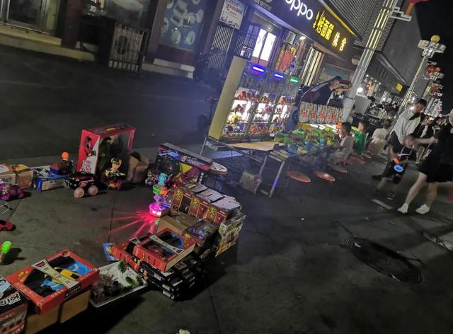 现场实拍!禹州东商贸步行街摆地摊的火了! 现场实拍!禹州东商贸步行街摆地摊的火了!