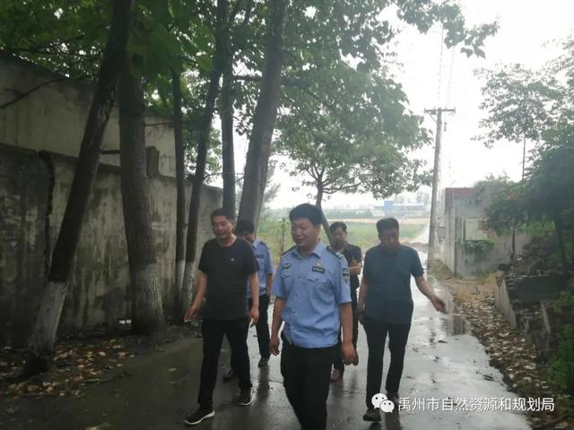 禹州市自然资源和规划局冒雨巡查地灾隐患保安全 禹州市自然资源和规划局冒雨巡查地灾隐患保安全
