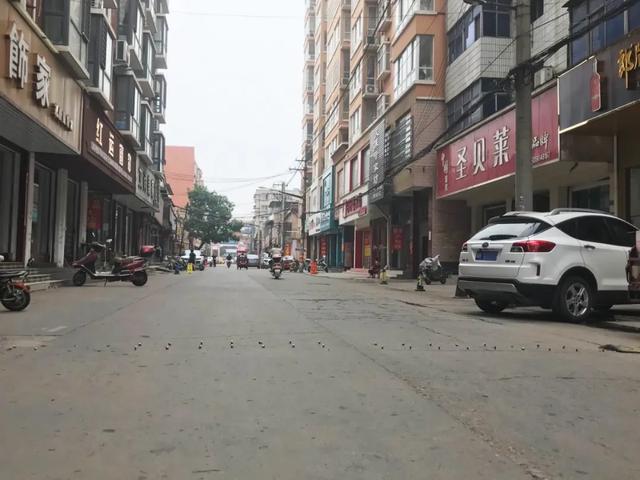 禹州菜园街惊现“拦路钉”,网友有话说.... 禹州菜园街惊现“拦路钉”,网友有话说....