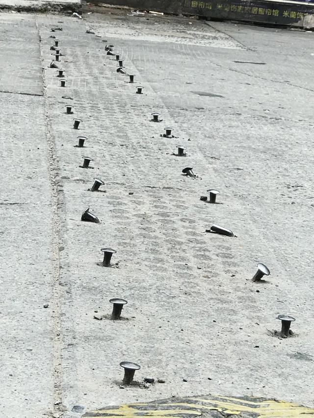 禹州菜园街惊现“拦路钉”,网友有话说.... 禹州菜园街惊现“拦路钉”,网友有话说....