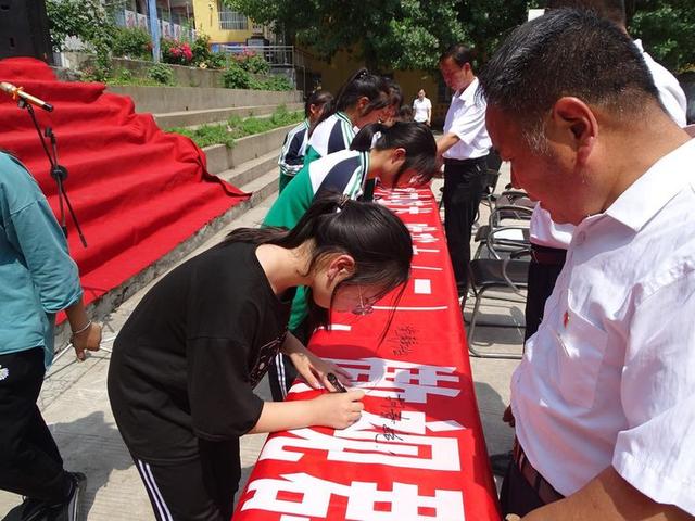 “奋战三十日,超越自我,力创辉煌”禹州大涧学校冲刺三十日誓师大会 “奋战三十日,超越自我,力创辉煌”禹州大涧学校冲刺三十日誓师大会