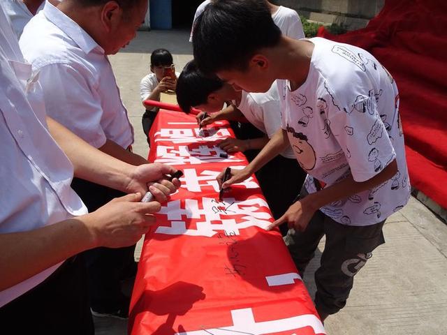 “奋战三十日,超越自我,力创辉煌”禹州大涧学校冲刺三十日誓师大会 “奋战三十日,超越自我,力创辉煌”禹州大涧学校冲刺三十日誓师大会