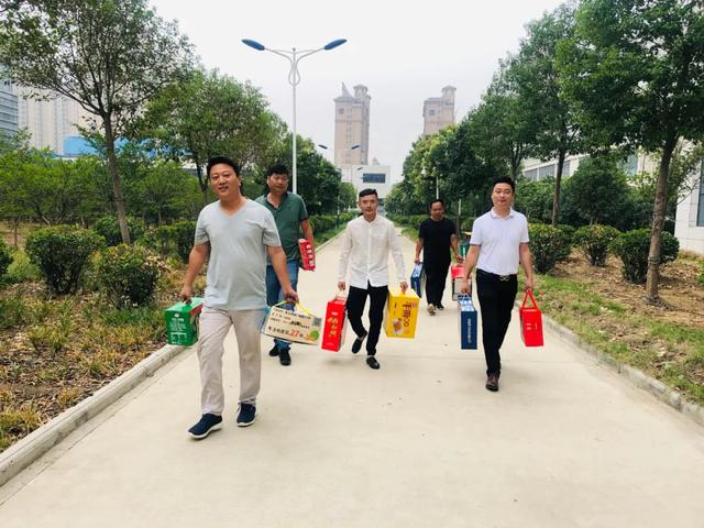 爱心,在这里传递!禹州市房地产经纪行业协会暖人心 爱心,在这里传递!禹州市房地产经纪行业协会暖人心