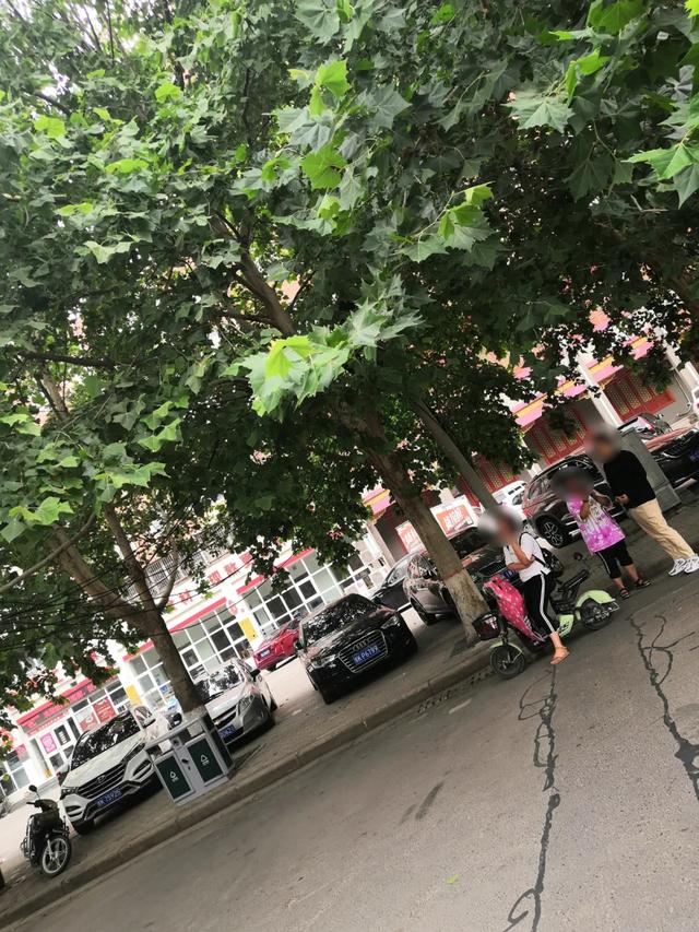 禹州滨河路府东路交叉口一电线杆倾斜,骑车经过的大姐被电缆绊倒! 禹州滨河路府东路交叉口一电线杆倾斜,骑车经过的大姐被电缆绊倒!