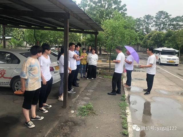 禹州交警深入驾校开展“一盔一带” 交通安全宣传活动 禹州交警深入驾校开展“一盔一带” 交通安全宣传活动