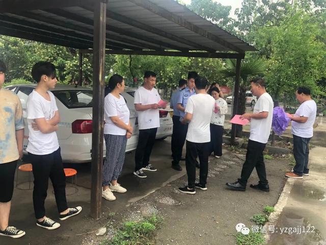 禹州交警深入驾校开展“一盔一带” 交通安全宣传活动 禹州交警深入驾校开展“一盔一带” 交通安全宣传活动