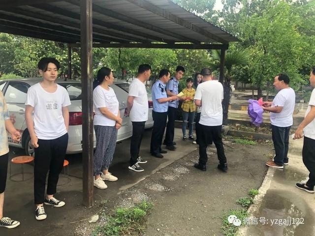 禹州交警深入驾校开展“一盔一带” 交通安全宣传活动 禹州交警深入驾校开展“一盔一带” 交通安全宣传活动
