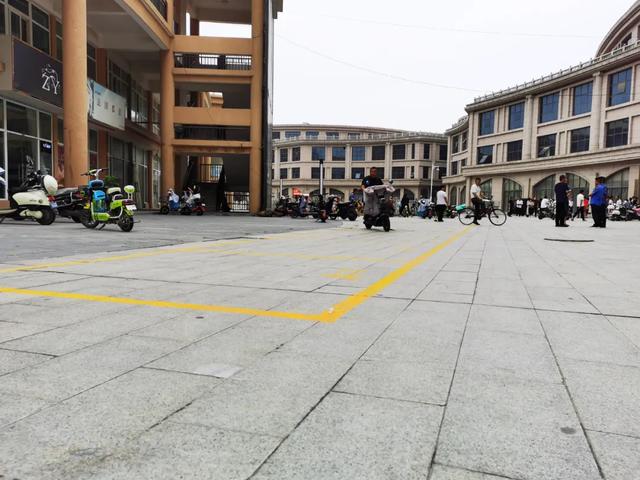 禹州禹王广场夜市摊位排号现场,气氛火爆!疫情防控期间费用全免! 禹州禹王广场夜市摊位排号现场,气氛火爆!疫情防控期间费用全免!