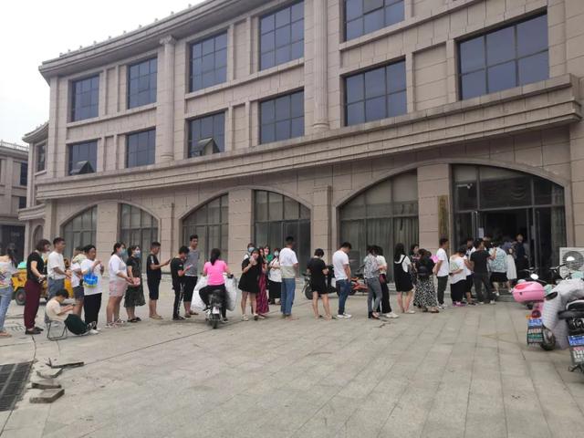 禹州禹王广场夜市摊位排号现场,气氛火爆!疫情防控期间费用全免! 禹州禹王广场夜市摊位排号现场,气氛火爆!疫情防控期间费用全免!