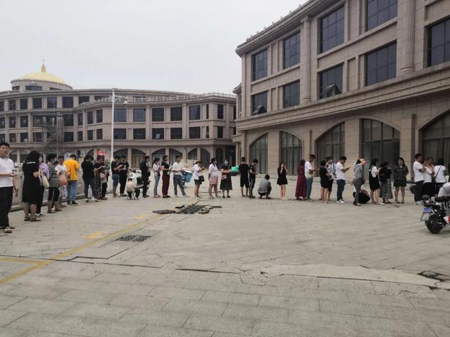 禹州禹王广场夜市摊位排号现场,气氛火爆!疫情防控期间费用全免! 禹州禹王广场夜市摊位排号现场,气氛火爆!疫情防控期间费用全免!