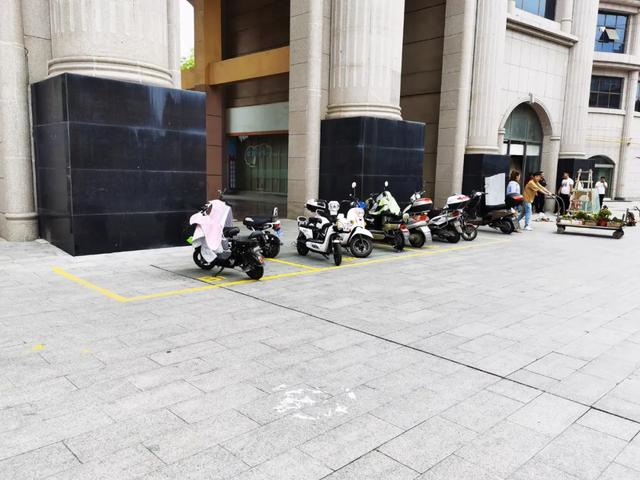 禹州禹王广场夜市摊位排号现场,气氛火爆!疫情防控期间费用全免! 禹州禹王广场夜市摊位排号现场,气氛火爆!疫情防控期间费用全免!