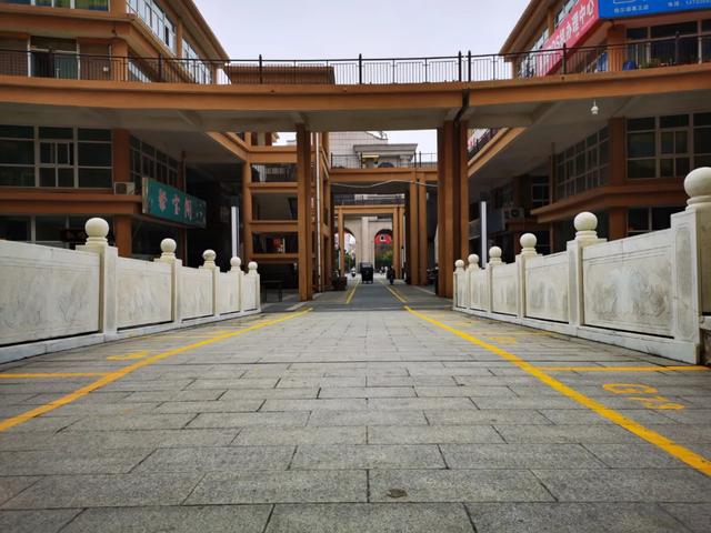 禹州禹王广场夜市摊位排号现场,气氛火爆!疫情防控期间费用全免! 禹州禹王广场夜市摊位排号现场,气氛火爆!疫情防控期间费用全免!