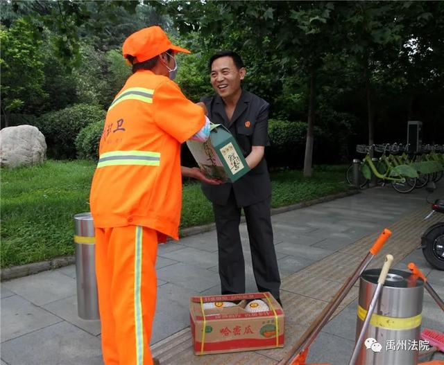 禹州市法院开展“爱在端午节 情系环卫工”志愿活动 禹州市法院开展“爱在端午节 情系环卫工”志愿活动