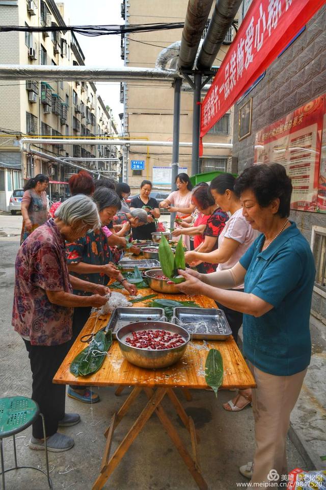禹州一品装饰爱心粽走进荣升小区祝您安康! 禹州一品装饰爱心粽走进荣升小区祝您安康!