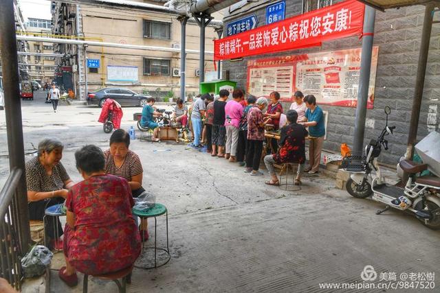 禹州一品装饰爱心粽走进荣升小区祝您安康! 禹州一品装饰爱心粽走进荣升小区祝您安康!