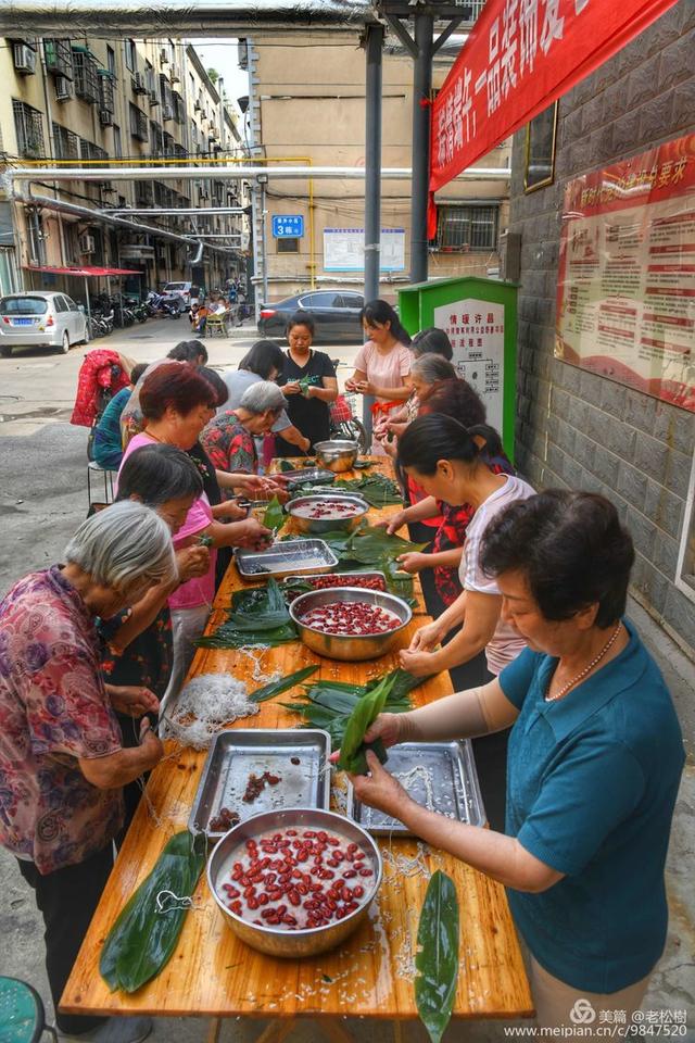 禹州一品装饰爱心粽走进荣升小区祝您安康! 禹州一品装饰爱心粽走进荣升小区祝您安康!