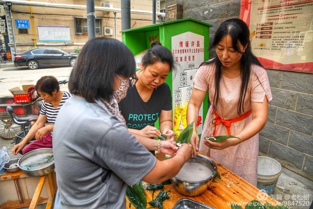 禹州一品装饰爱心粽走进荣升小区祝您安康! 禹州一品装饰爱心粽走进荣升小区祝您安康!