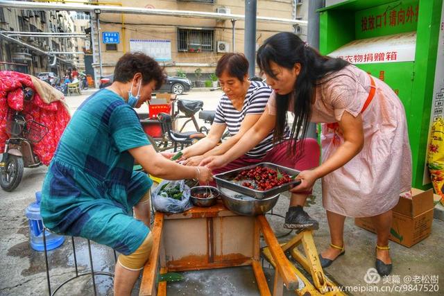 禹州一品装饰爱心粽走进荣升小区祝您安康! 禹州一品装饰爱心粽走进荣升小区祝您安康!